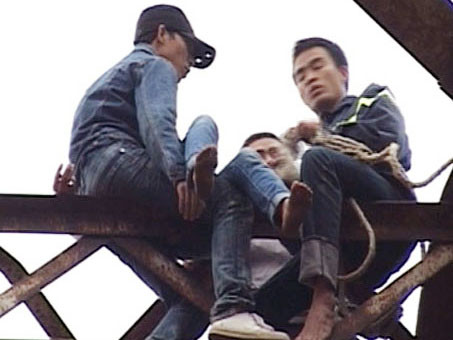 ...cô gái mới chịu để cho các nhân viên cứu hộ đưa hai người xuống an toàn