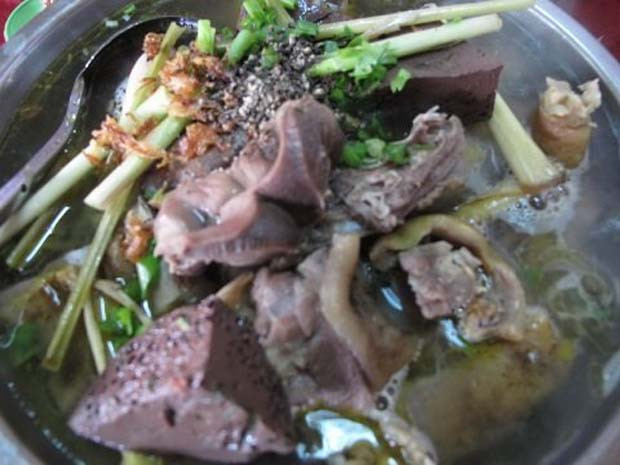 Gà đá hầm sả ở thành phố Bến Tre. Ảnh: Như Thuần