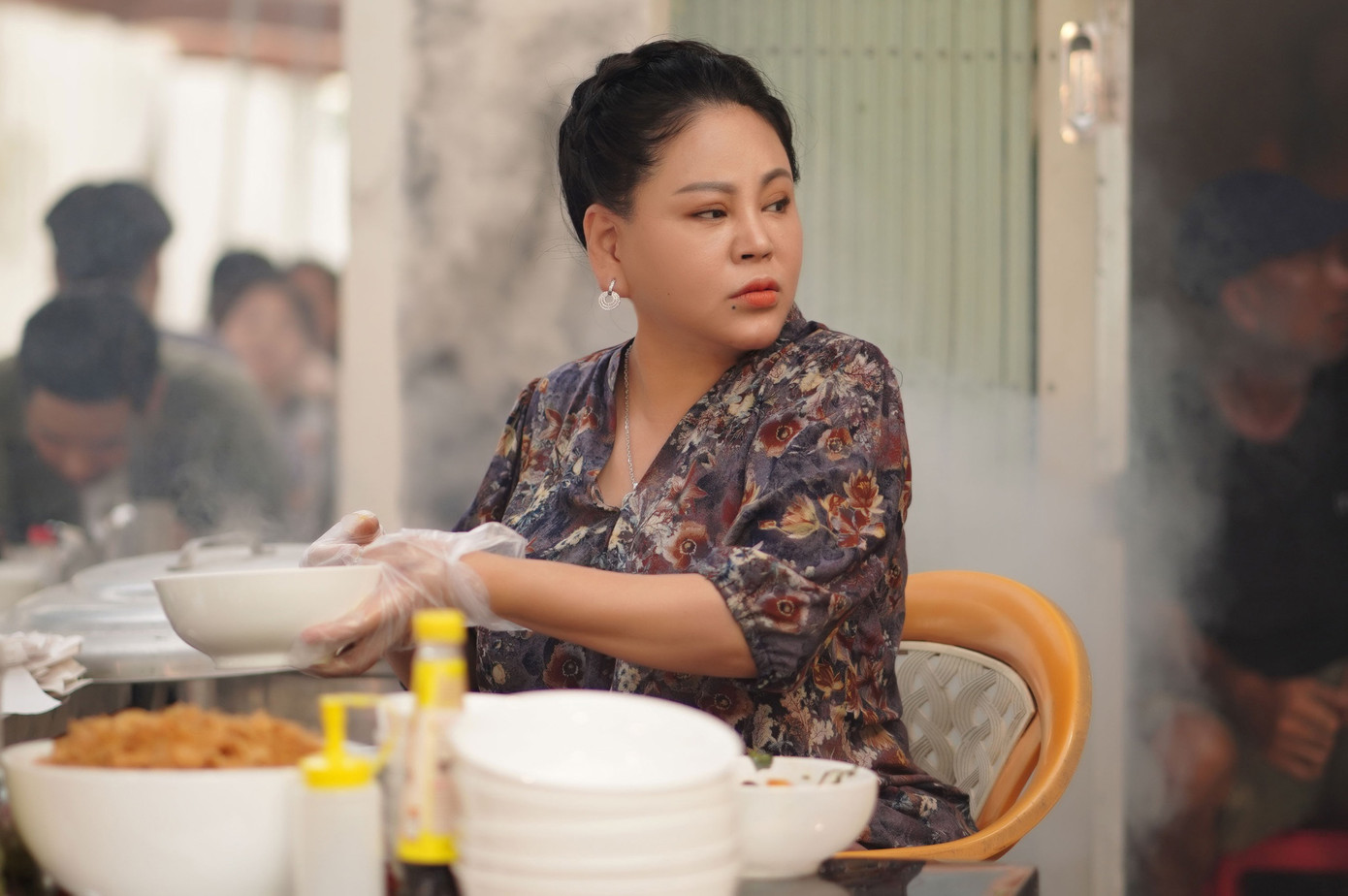 Mới đầu năm đã phải mất cả tiếng đồng hồ để xem một bà sồn sồn nanh nọc mắc bệnh đụng đâu chửi đấy kể cũng mệt. Bà cứ văng tục tràn cung mây như một kiểu bệnh lý. Còn các thành viên khác trong nhà thay vì làm cho Ngọc Nữ hiểu ra sự vô lối của mình, lại chỉ tìm cách qua mặt bà bằng những chiêu trò tủn mủn. Họ có vẻ chẳng thương xót gì mà chỉ tìm cách lợi dụng bà và gánh hàng của bà mà thôi...