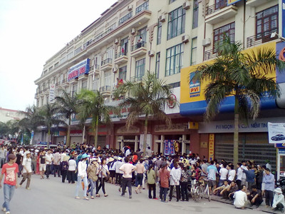 Vụ thai phụ Trần Thị Loan đột ngột tử vong trước khi sinh tại Bệnh viện đa khoa Kinh Bắc khiến hàng trăm người bức xúc, bao vây bệnh viện. Vụ thai phụ Trần Thị Loan đột ngột tử vong trước khi sinh tại Bệnh viện đa khoa Kinh Bắc khiến dư luận hoang mang, hàng trăm người bức xúc, bao vây bệnh viện