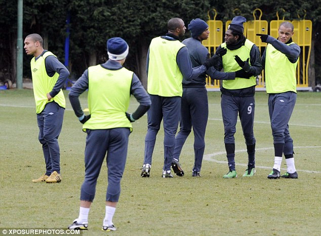 Các đồng đội phải lao vào ngăn chặn cái đầu nóng của hai bên. Các đồng đội phải lao vào ngăn chặn cái đầu nóng của hai bên