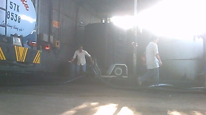 Bên trong khu vực pha chế xăng dầu 