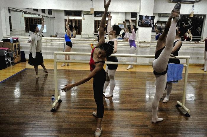 Giáo viên và các học sinh của trường múa ba lê Namarina, tại thủ đô Jakarka - Indonesia, đang tập luyện ở phòng thể dục của trường
