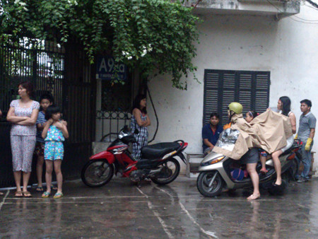 Vụ án mạng xảy ra giữa trưa khiến hàng xóm không khỏi bàng hoàng. Ảnh: Tuấn Nguyễn