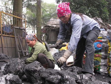 Chị Xuân dùng sức đục, phá những cục than kíp lê to. Nhiều khi, phải đến chục lần quai búa, hòn than mới vỡ