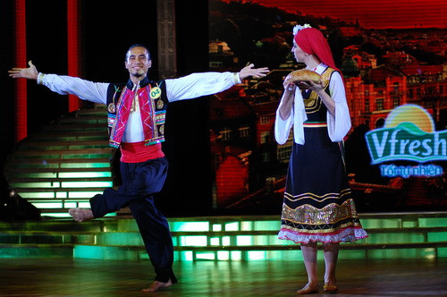 Mắc thủy đậu nhưng Anh Khoa vẫn rất nỗ lực bên cạnh sự hướng dẫn tận tình của bạn nhảy