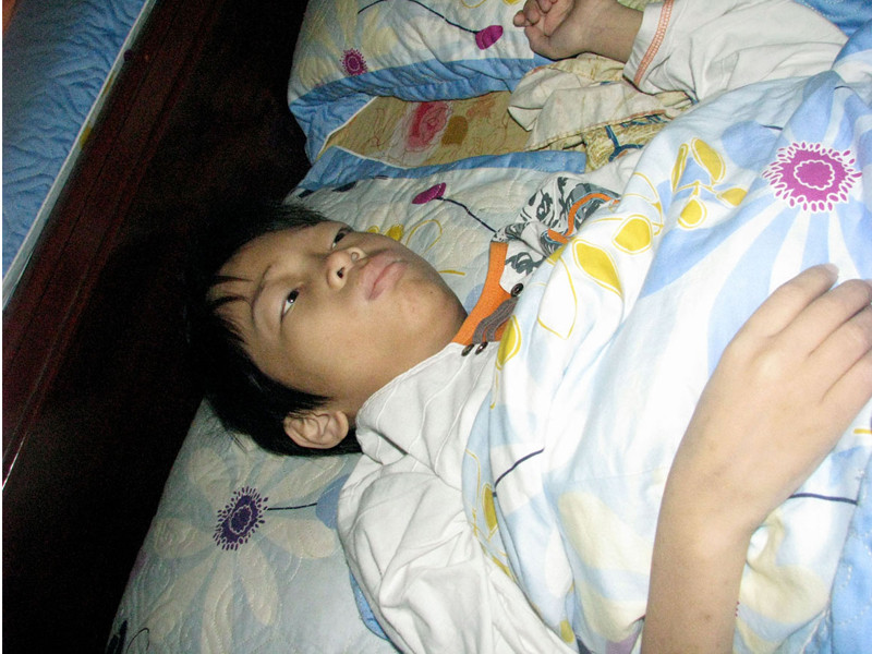 Bây giờ, Tít kiệt sức dần, phần lớn thời gian phải gắn với chiếc giường