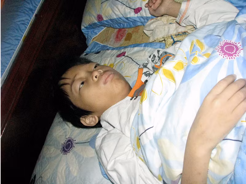Bây giờ, Tít kiệt sức dần, phần lớn thời gian phải gắn với chiếc giường