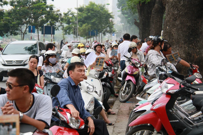 ...vẻ mặtlo lắng