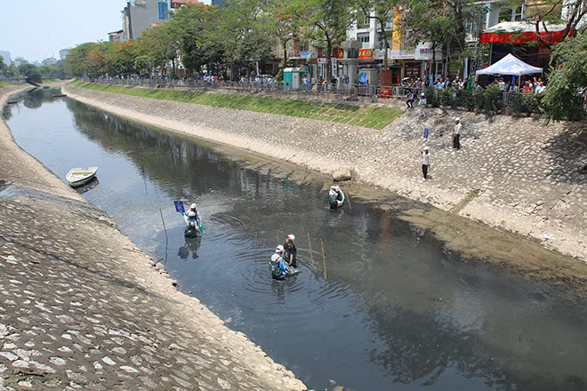 Thí điểm xử lý ô nhiễm nước sông Tô Lịch: Giảm mùi nhưng nước vẫn đen kịt ảnh 7