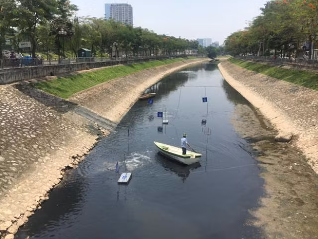 Thí điểm xử lý ô nhiễm nước sông Tô Lịch: Giảm mùi nhưng nước vẫn đen kịt ảnh 6