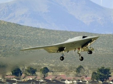 Máy bay không người lái X-47B bay thử nghiệm lần đầu vào tháng 2-2011 tại căn cứ quân sự Edwards ở California. Ảnh: Reuters