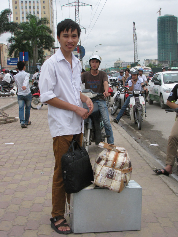 Nhiều sĩ tử một mình lai kinh ứng thí