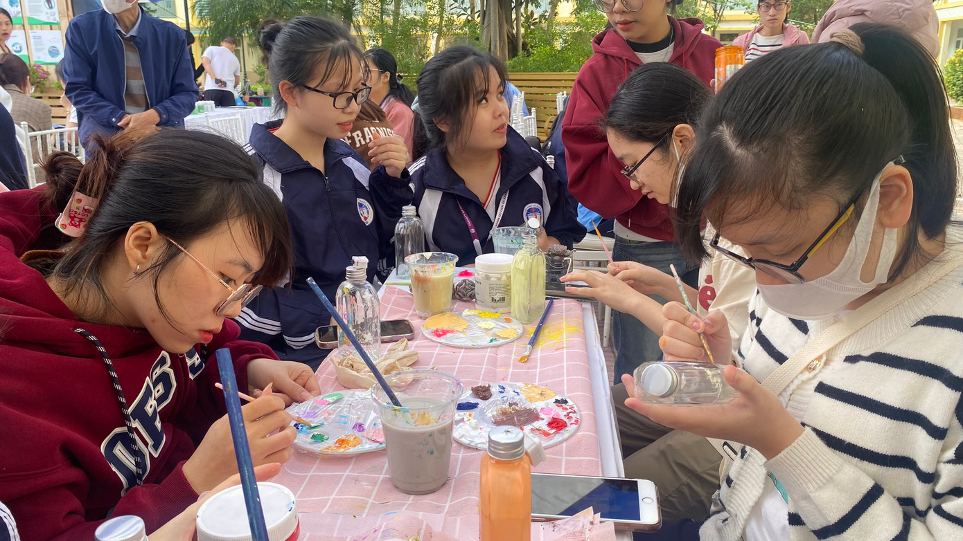 Bạn trẻ tham gia các hoạt động lan toả lối sống xanh giảm nhanh carbon tại chiến dịch. Ảnh: Bảo Anh Bạn trẻ tham gia các hoạt động lan toả lối sống xanh giảm nhanh carbon tại chiến dịch. Ảnh: Bảo Anh