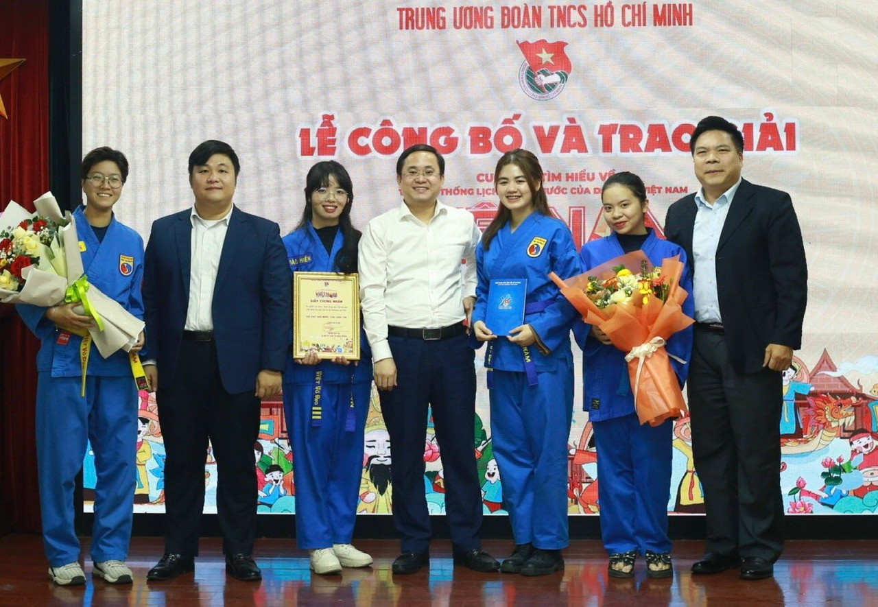 Đại diện Ban tổ chức trao giải Nhất cho tác phẩm "Cúi chào - Hành động nhỏ, Văn hoá lớn" (nhóm tác giả Câu lạc bộ Vovinam Lửa Việt, đến từ Thành Đoàn Hà Nội).