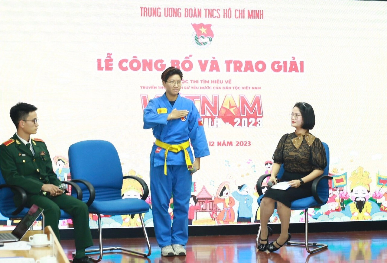 Đại diện nhóm tác giả Câu lạc bộ Vovinam Lửa Việt chia sẻ về tác phẩm "Cúi chào - Hành động nhỏ, Văn hóa lớn".