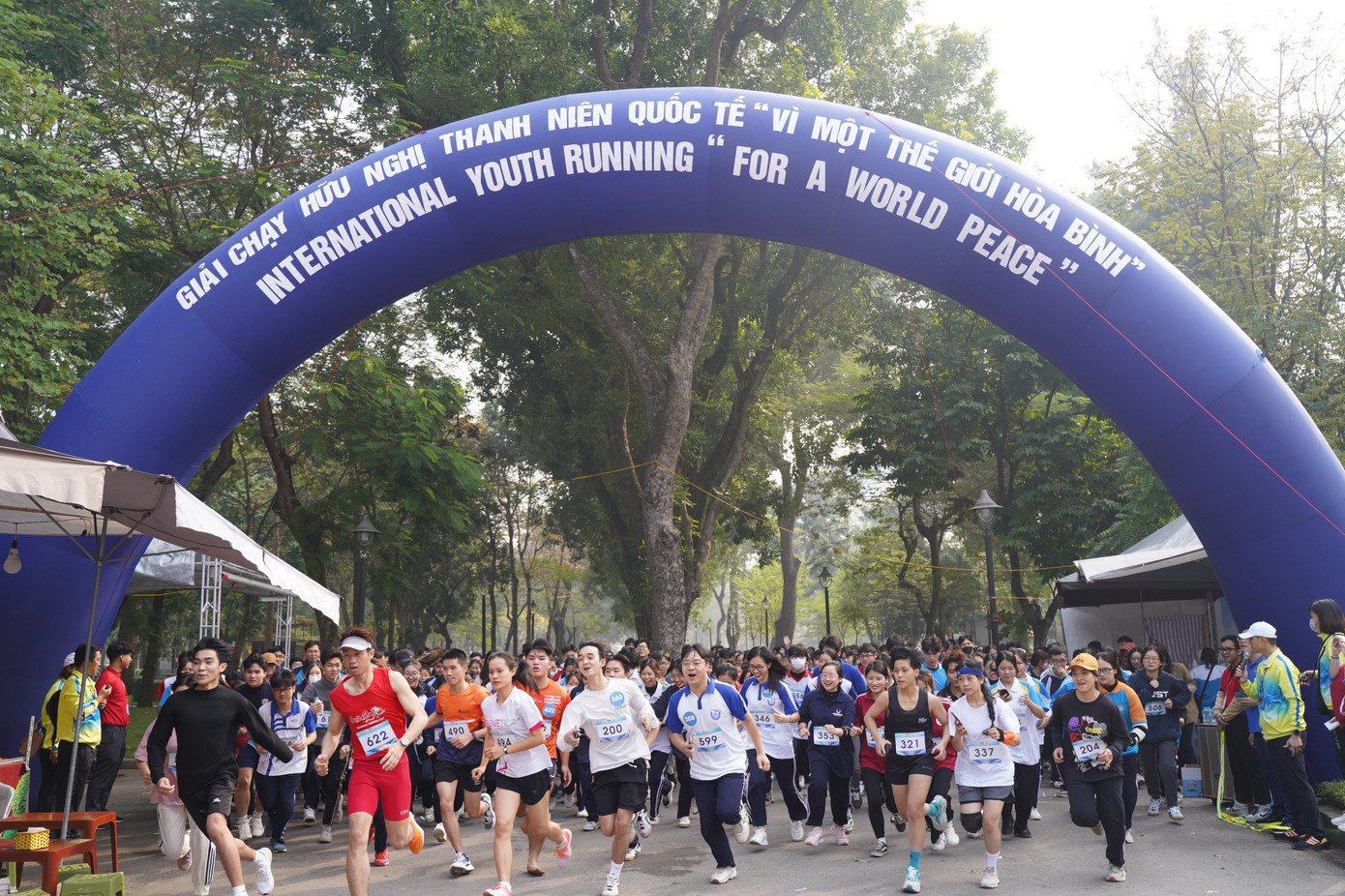 Bạn trẻ tham gia giải chạy hữu nghị thanh niên Quốc tế