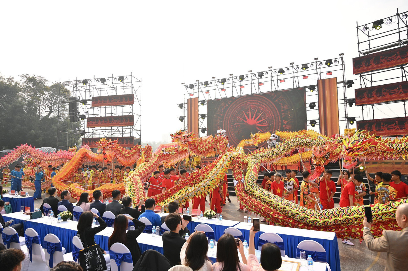 Những màn múa rồng nghệ thuật ấn tượng