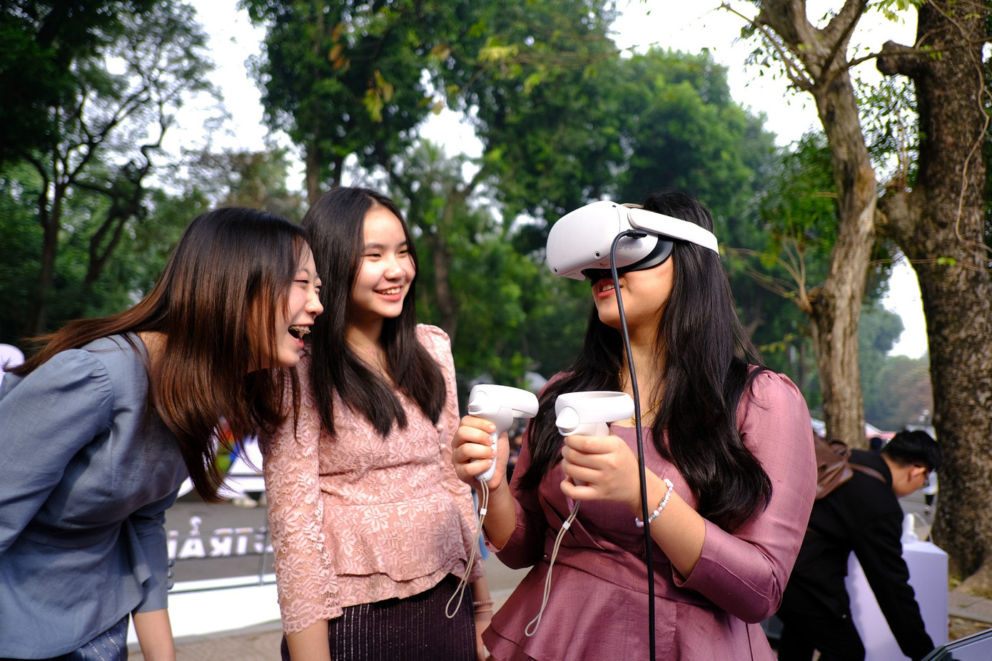 Bạn trẻ thích thú trải nghiệm thực tế ảo VR360 tại công trình mã hóa dữ liệu các “địa chỉ đỏ” trên địa bàn thành phố Hà Nội.