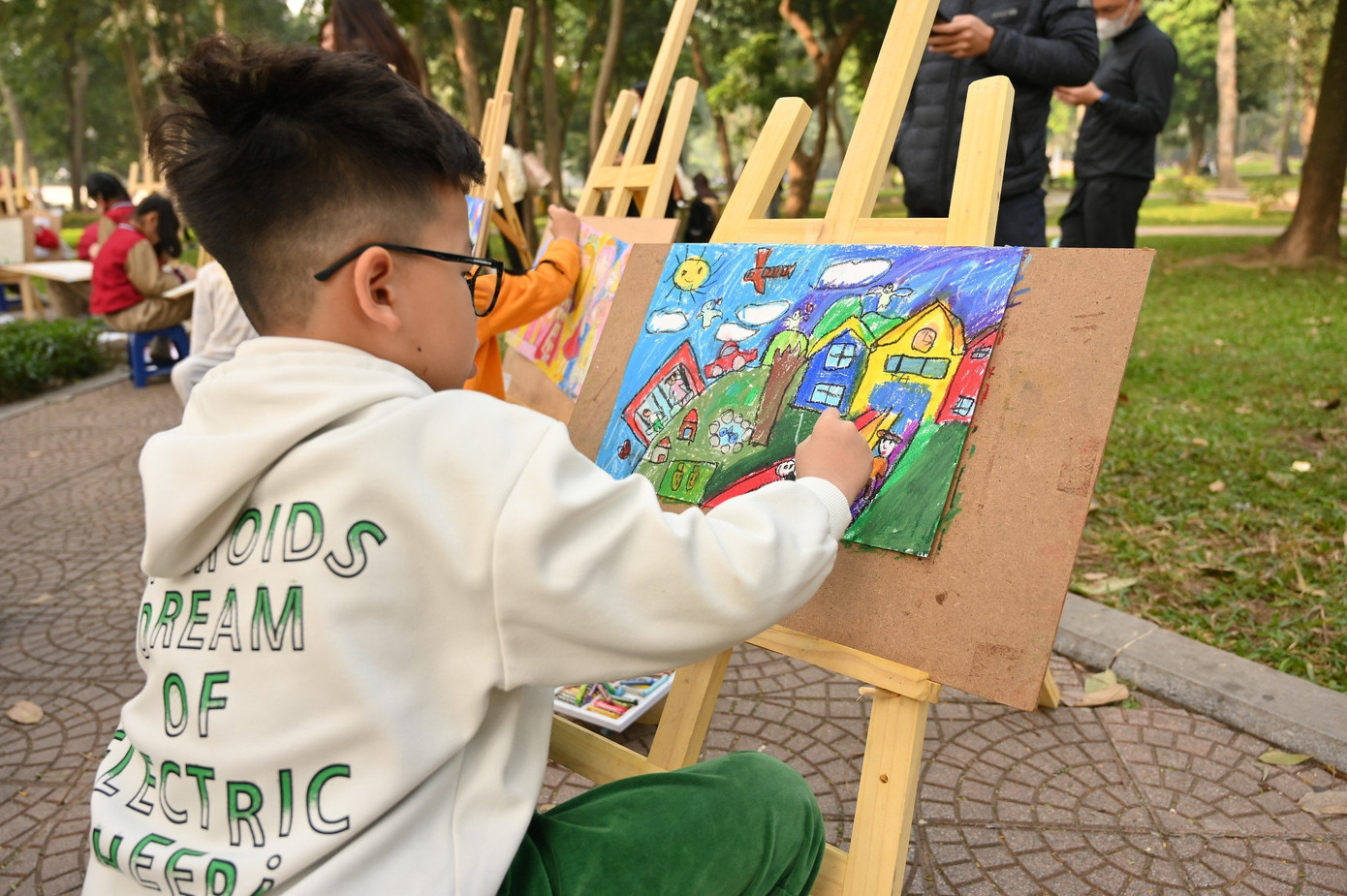 Thiếu nhi thi vẽ tranh