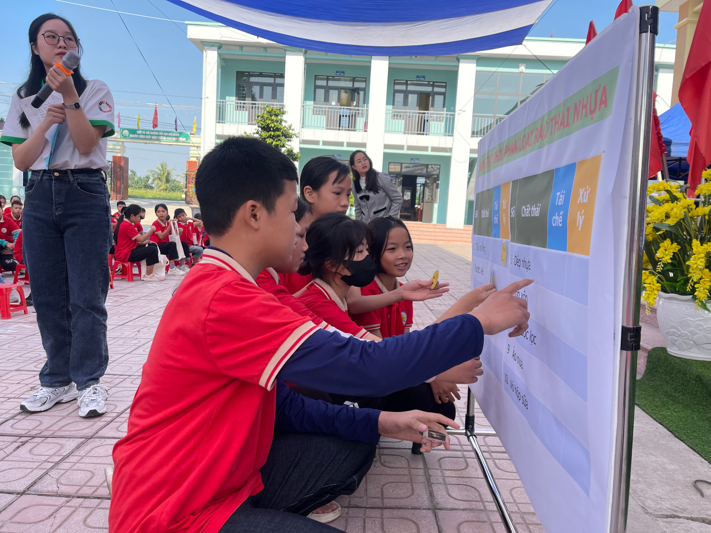 Các em học sinh được tuyên truyền và tham gia các hoạt động nâng cao ý thức, hành động bảo vệ môi trường