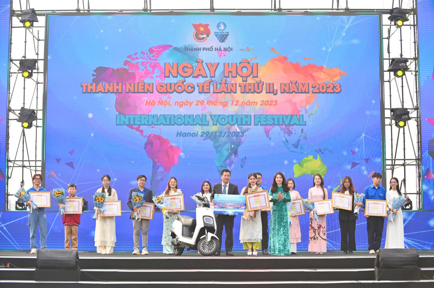 Ban tổ chức trao giải tìm kiếm đại sứ tuyên truyền lịch sử, văn hóa Thăng Long - Hà Nội.