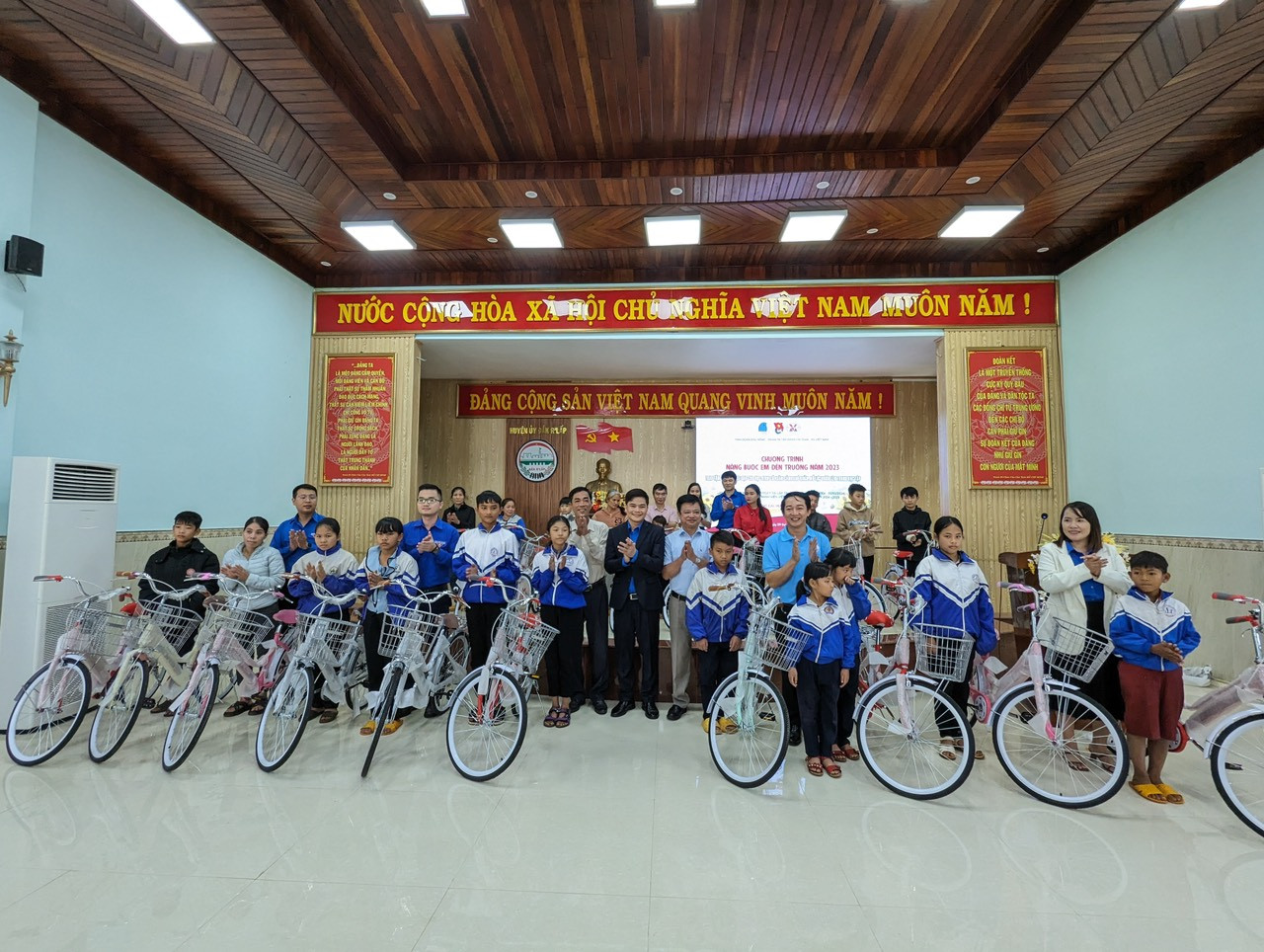 Trao tặng 20 xe đạp cho các em học sinh có hoàn cảnh khó khăn vươn lên học giỏi