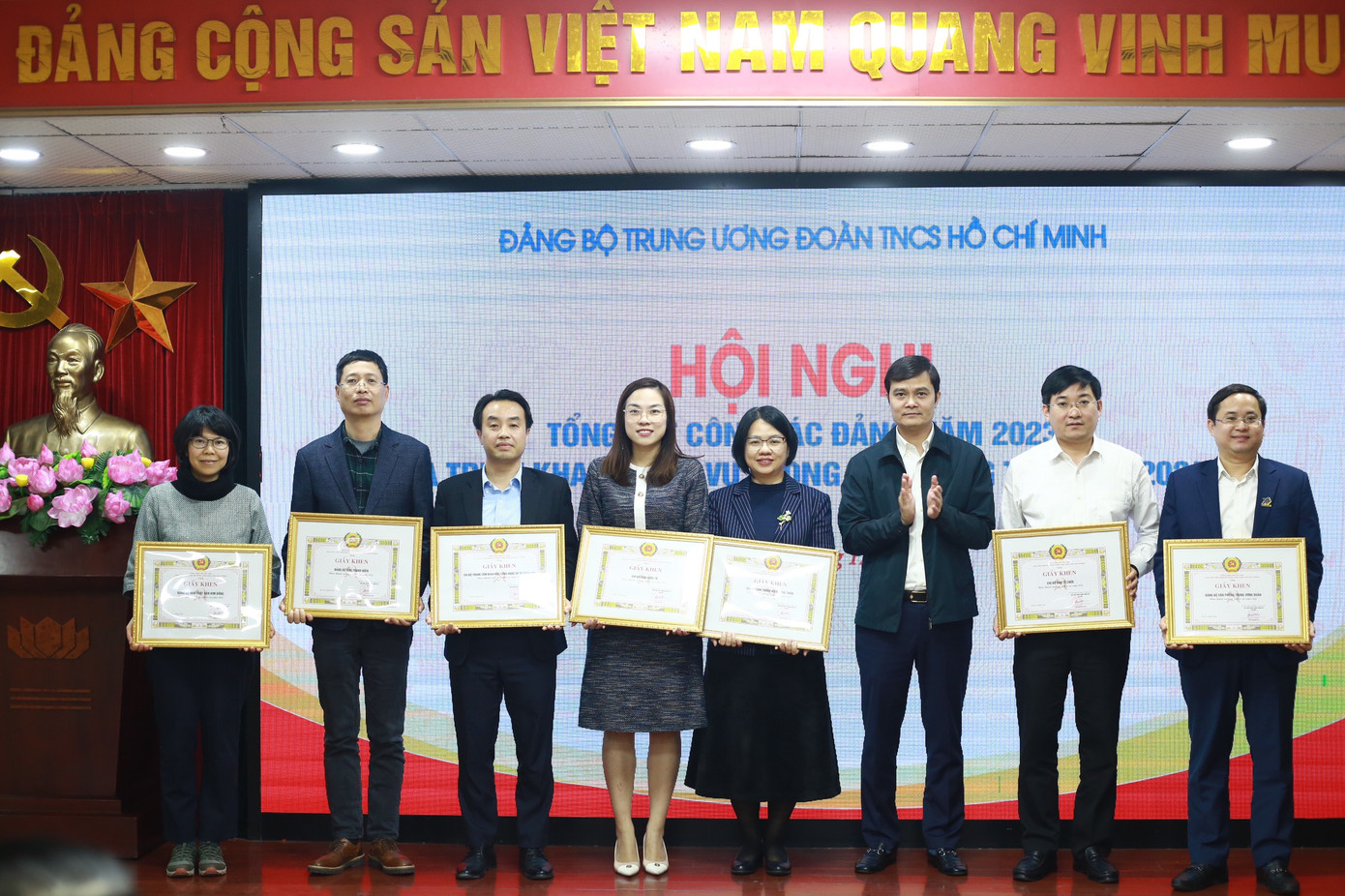 Anh Bùi Quang Huy tặng giấy khen cho các tập thể đảng bộ, chi bộ hoàn thành xuất sắc nhiệm vụ năm 2023. Ảnh: Bảo Anh