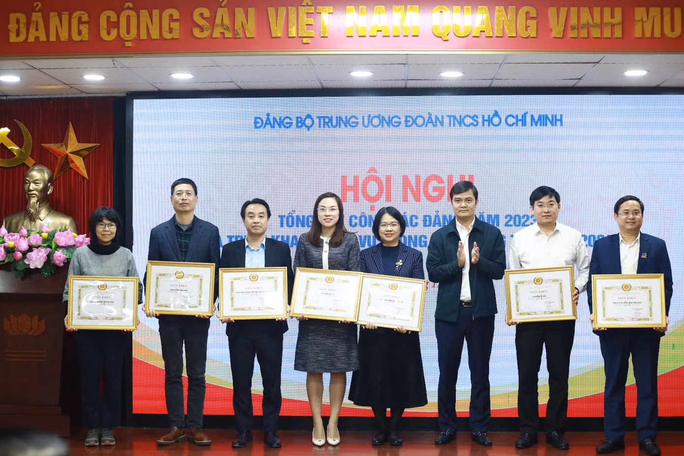Anh Bùi Quang Huy tặng giấy khen cho các tập thể đảng bộ, chi bộ hoàn thành xuất sắc nhiệm vụ năm 2023. Ảnh: Bảo Anh Anh Bùi Quang Huy tặng giấy khen cho các tập thể đảng bộ, chi bộ hoàn thành xuất sắc nhiệm vụ năm 2023. Ảnh: Bảo Anh