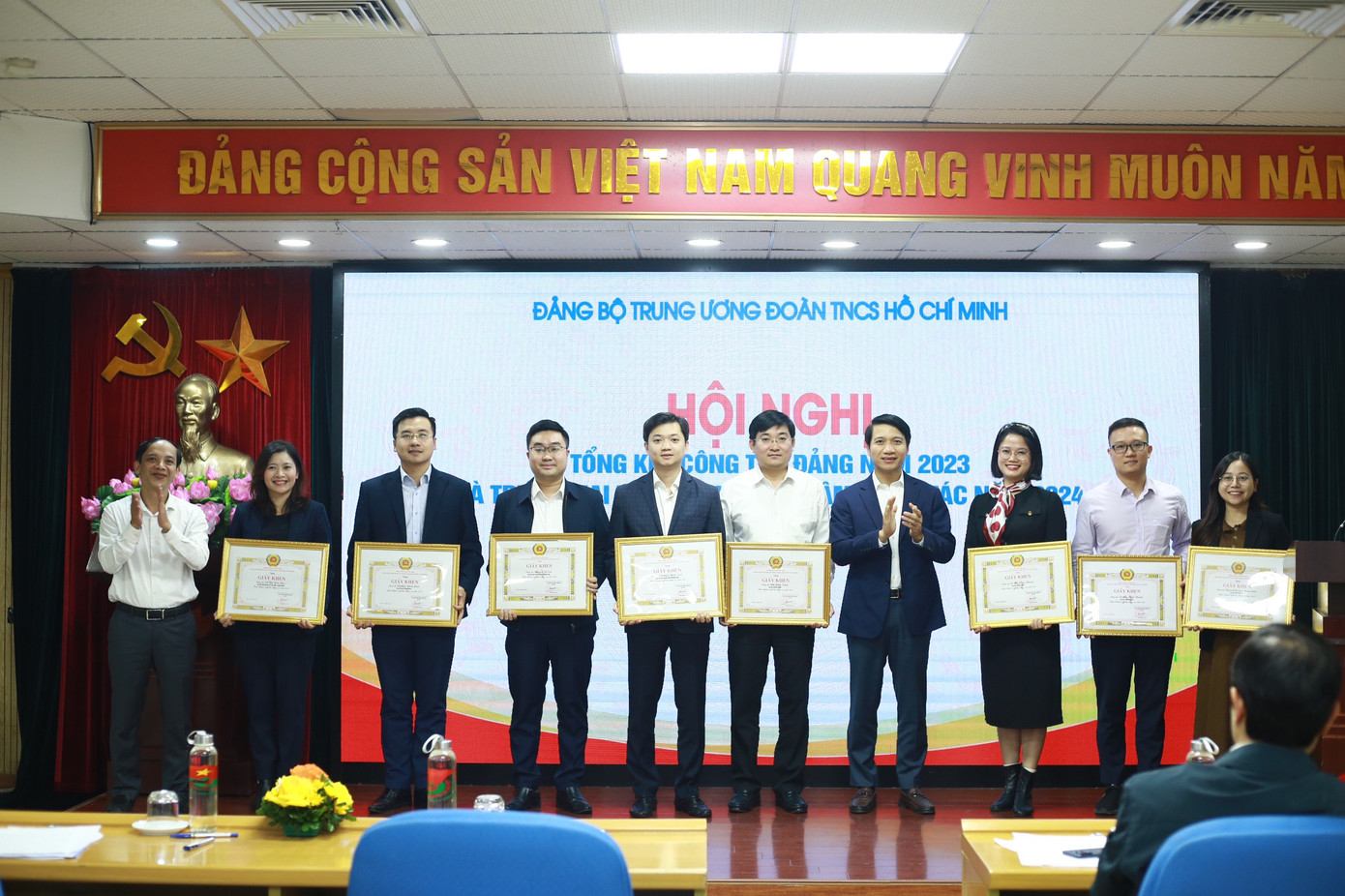 Anh Nguyễn Ngọc Lương và anh Nguyễn Thanh Tùng trao giấy khen cho đảng viên hoàn thành xuất sắc nhiệm vụ năm 2023