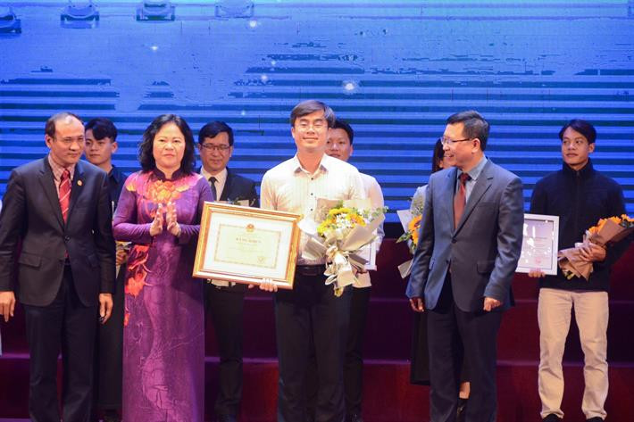 Thứ Trưởng Bộ GD&ĐT Ngô Thị Minh trao giải Nhất toàn đoàn cho trường Đại học Sư phạm - Đại học Thái Nguyên. Thứ Trưởng Bộ GD&ĐT Ngô Thị Minh trao giải Nhất toàn đoàn cho trường Đại học Sư phạm - Đại học Thái Nguyên.