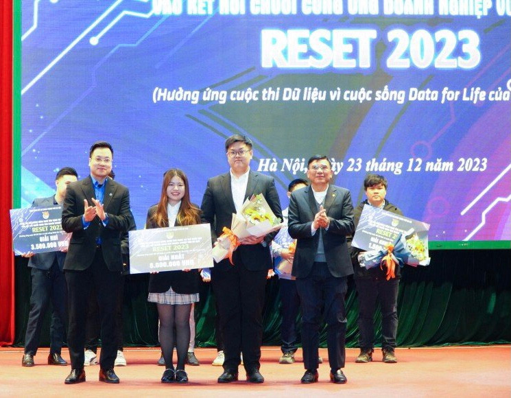 Đội thi "Hỏi AI" đến từ Trường Đại học VinUni đã xuất sắc giành giải Nhất của cuộc thi. Đội thi "Hỏi AI" đến từ Trường Đại học VinUni đã xuất sắc giành giải Nhất của cuộc thi.