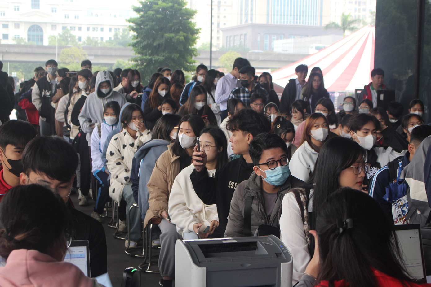 Đông đảo bạn trẻ xếp hàng chờ đến lượt hiến máu tình nguyện. Ảnh: Vũ Minh Đông đảo bạn trẻ xếp hàng chờ đến lượt hiến máu tình nguyện. Ảnh: Vũ Minh