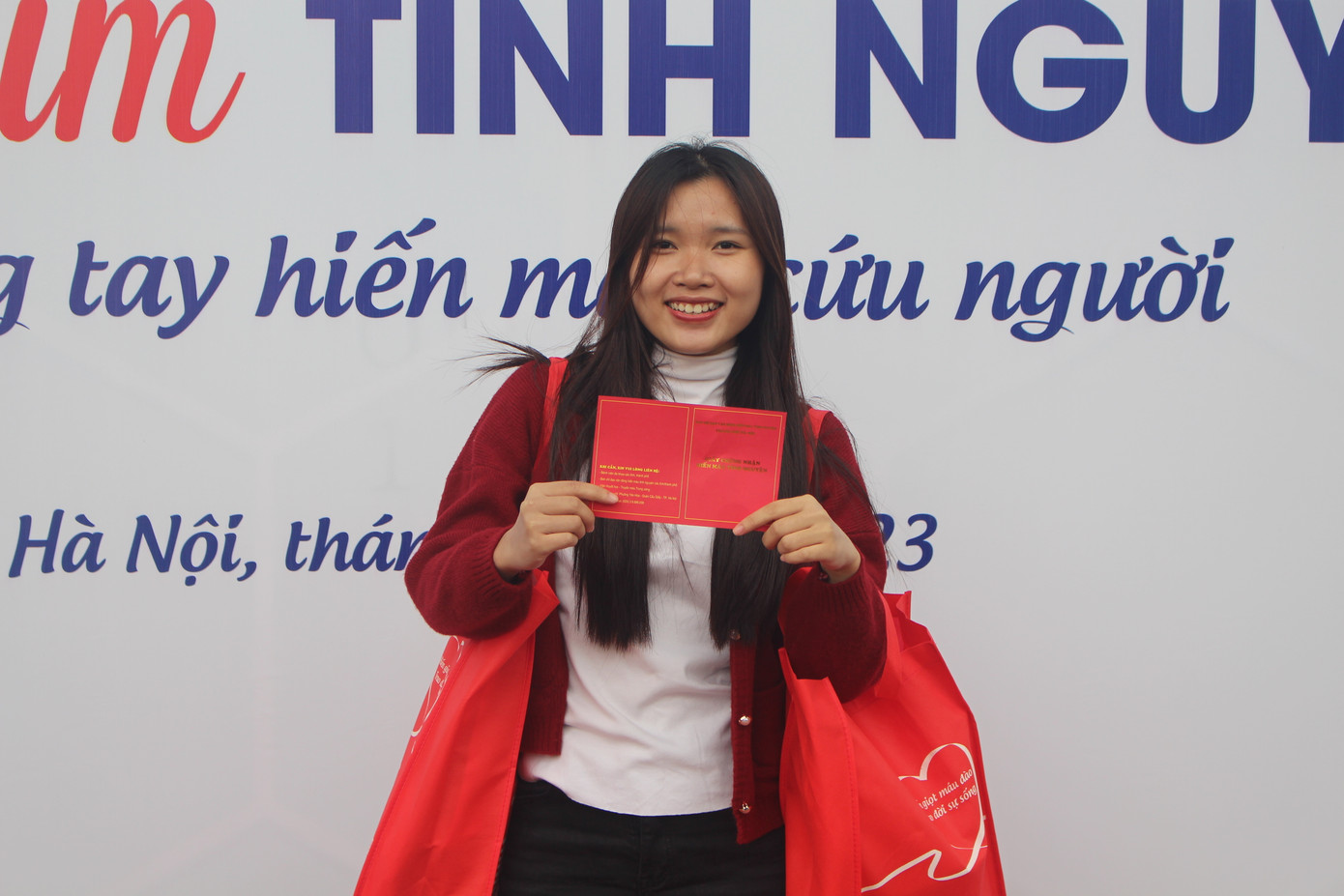 Bạn Phạm Thị Huệ hạnh phúc khi cầm trên tay tờ giấy chứng nhận hiến máu. Ảnh: Vũ Minh Bạn Phạm Thị Huệ hạnh phúc khi cầm trên tay tờ giấy chứng nhận hiến máu. Ảnh: Vũ Minh