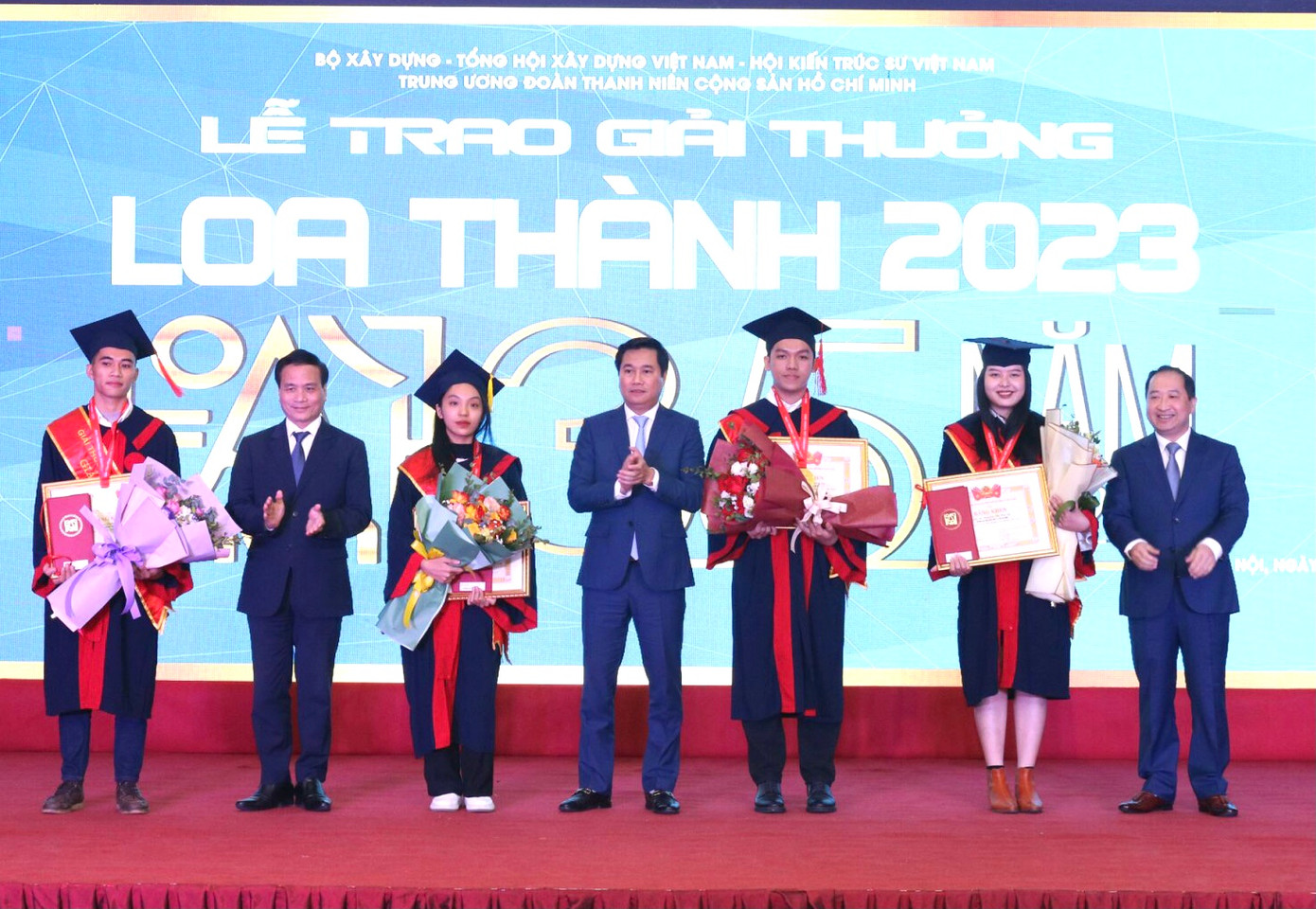 Đại diện Ban tổ chức trao 4 giải Nhất giải thưởng Loa Thành 2023. Ảnh: Bảo Anh