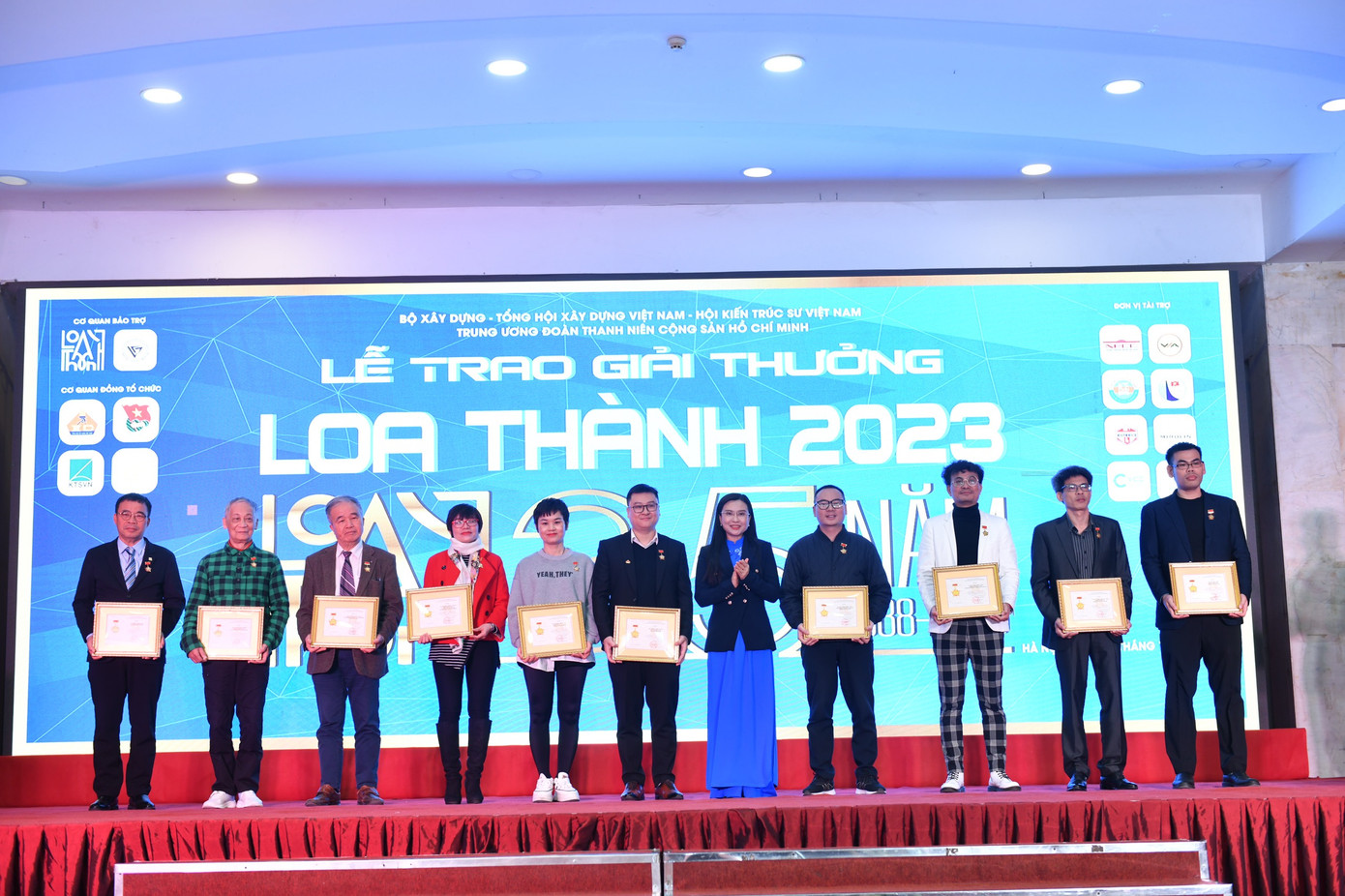 Chị Nguyễn Phạm Duy Trang - Bí thư T.Ư Đoàn, Chủ tịch Hội đồng Đội T.Ư trao tặng Kỷ niệm chương "Vì thế hệ trẻ". Ảnh: Bảo Anh