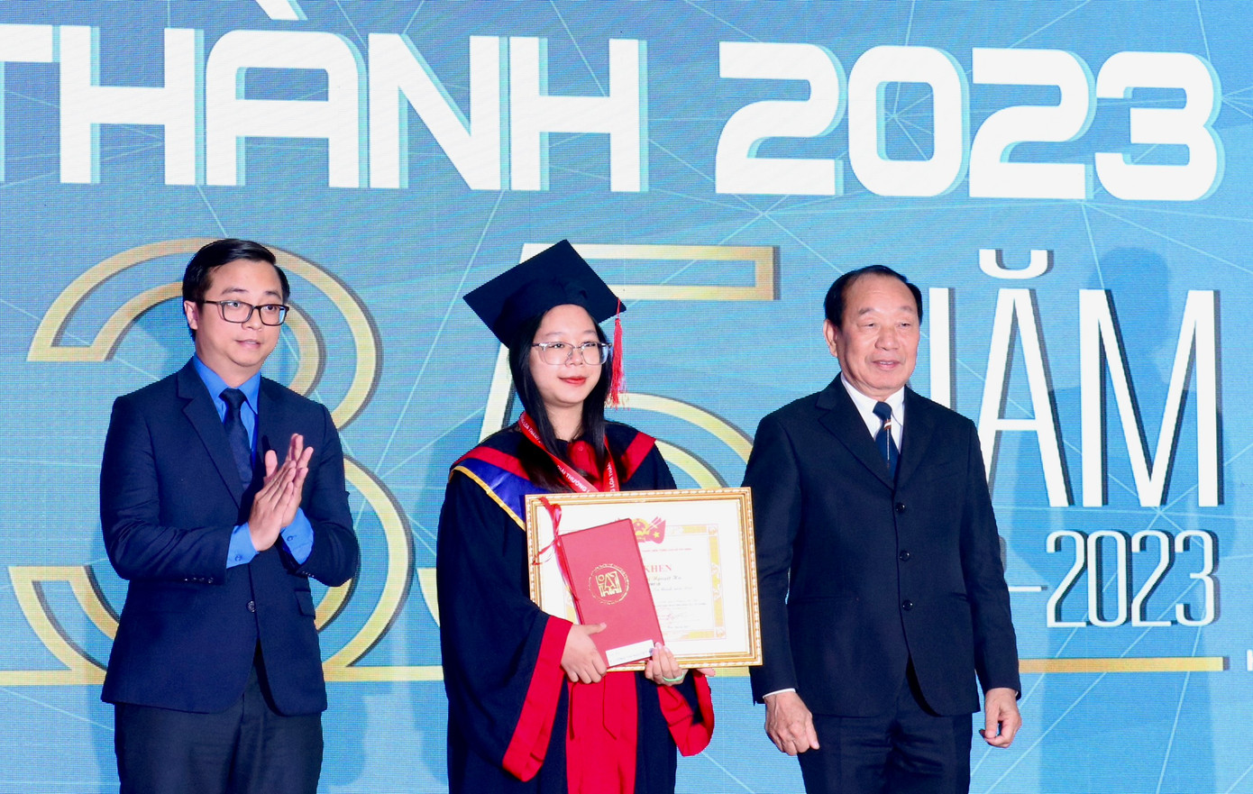 Các giải thưởng được trao tại chương trình. Ảnh: Bảo Anh