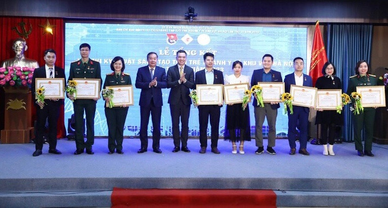 Ông Lê Hồng Sơn - Phó Chủ tịch Thường trực UBND TP Hà Nội (thứ 4 từ trái qua) trao các giải thưởng tại Hội thi.