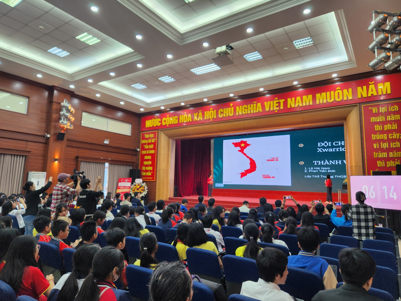 Đông đảo học sinh, khán giả theo dõi vòng chung kết cuộc thi X-Project: Thử thách công dân số năm 2023.