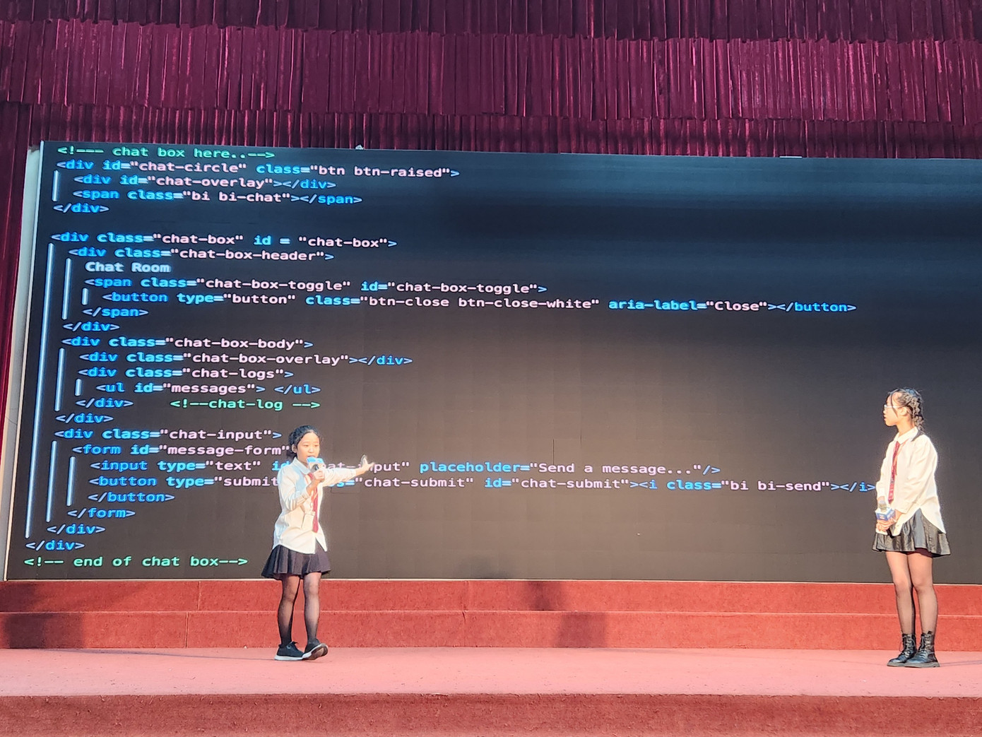 Các thí sinh tự tin thể hiện phần thi của đội mình