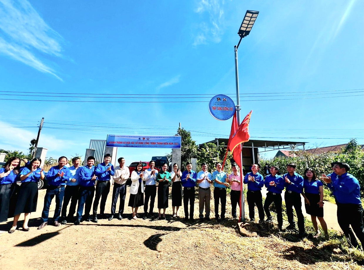 Đoàn Thanh niên TKV và Tỉnh Đoàn Đắk Nông đã tổ chức bàn giao, khánh thành và gắn biển công trình “Thắp sáng đường quê” tại xã Kiến Đức và xã Kiến Thành, huyện Đắk R’Lấp
