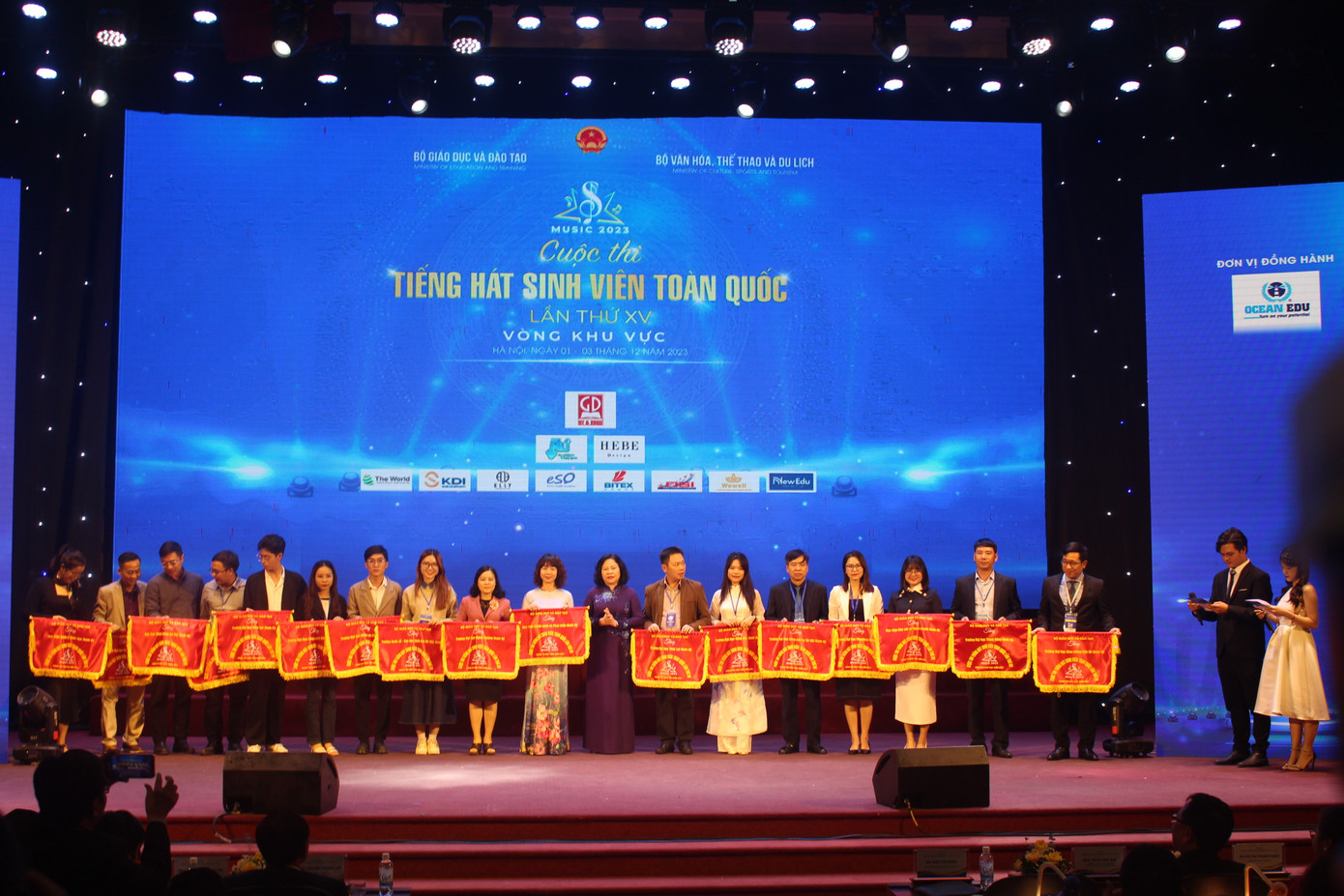 Thứ trưởng Bộ GD&ĐT Ngô Thị Minh (giữa) trao cờ lưu niệm cho các đoàn tham dự cuộc thi. Ảnh: Vũ Minh Thứ trưởng Bộ GD&ĐT Ngô Thị Minh (giữa) trao cờ lưu niệm cho các đoàn tham dự cuộc thi. Ảnh: Vũ Minh