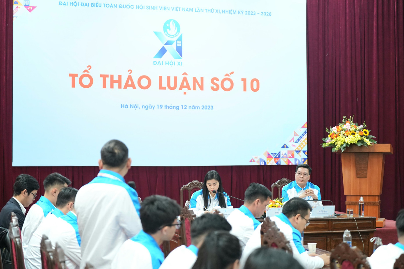 Các đại biểu trao đổi tại tổ thảo luận số 10