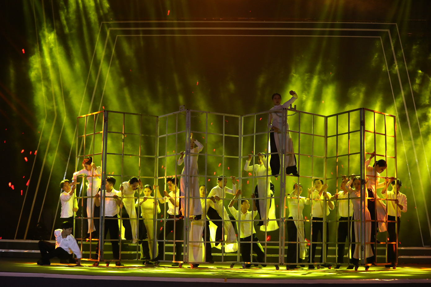 Phần biểu diễn tiết mục biểu diễn đặc sắc “Tổ quốc cất cao đôi cánh mềm” của Câu lạc bộ Văn nghệ - Xung kích CKT. Ảnh: Minh Đức Phần biểu diễn tiết mục biểu diễn đặc sắc “Tổ quốc cất cao đôi cánh mềm” của Câu lạc bộ Văn nghệ - Xung kích CKT. Ảnh: Minh Đức