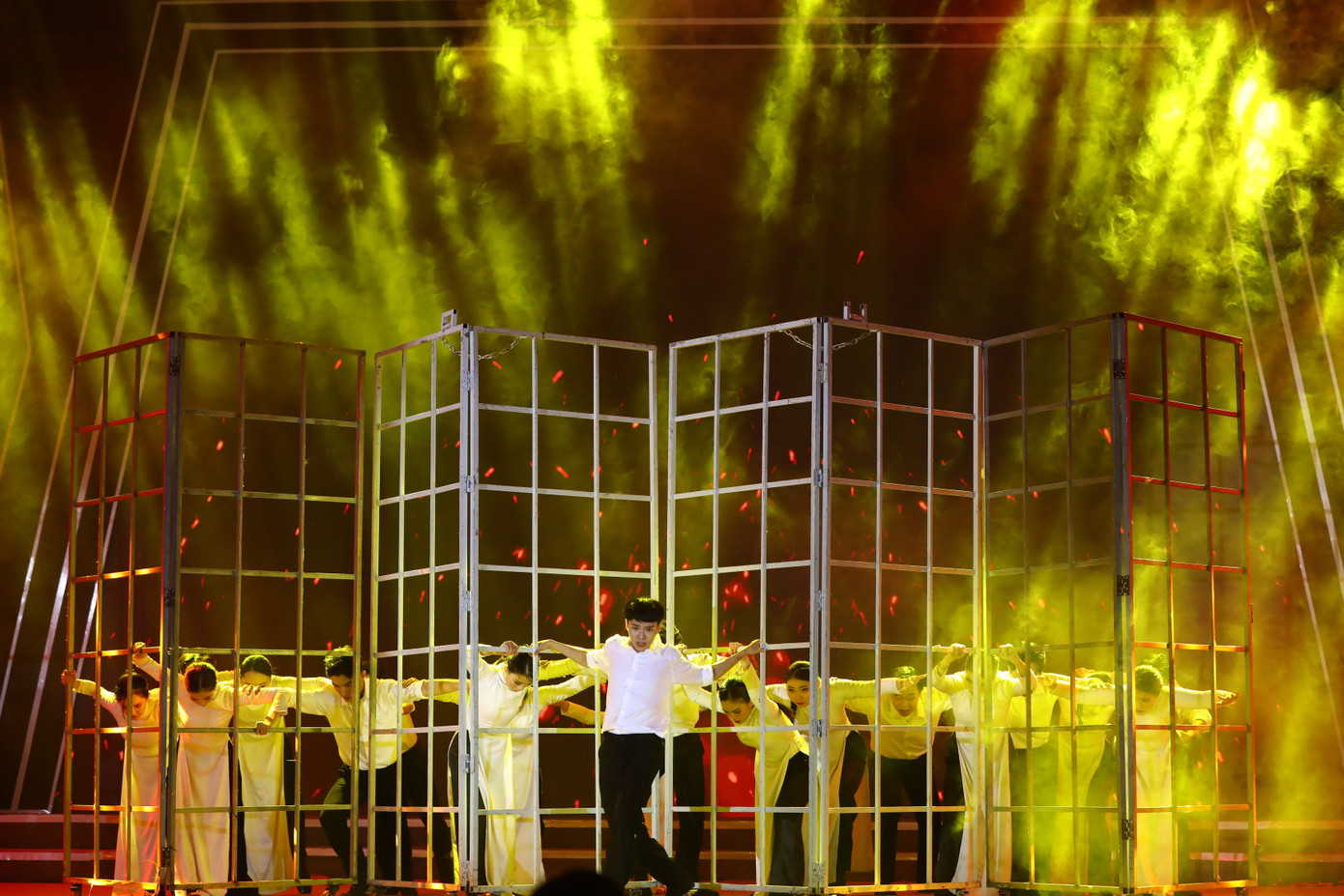 Tiết mục biểu diễn đặc sắc “Tổ quốc cất cao đôi cánh mềm” của Câu lạc bộ Văn nghệ - Xung kích CKT, Trường Đại học Khoa học Xã hội và Nhân văn, ĐHQG - TPHCM. Ảnh: Minh Đức Tiết mục biểu diễn đặc sắc “Tổ quốc cất cao đôi cánh mềm” của Câu lạc bộ Văn nghệ - Xung kích CKT, Trường Đại học Khoa học Xã hội và Nhân văn, ĐHQG - TPHCM. Ảnh: Minh Đức