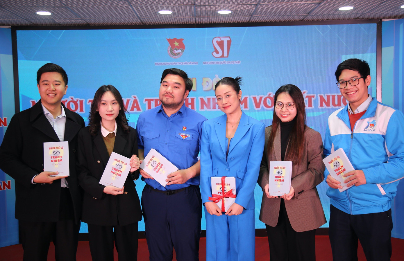 Các bạn trẻ được tặng cuốn sách &quot;Người trẻ có sợ trách nhiệm&quot;.