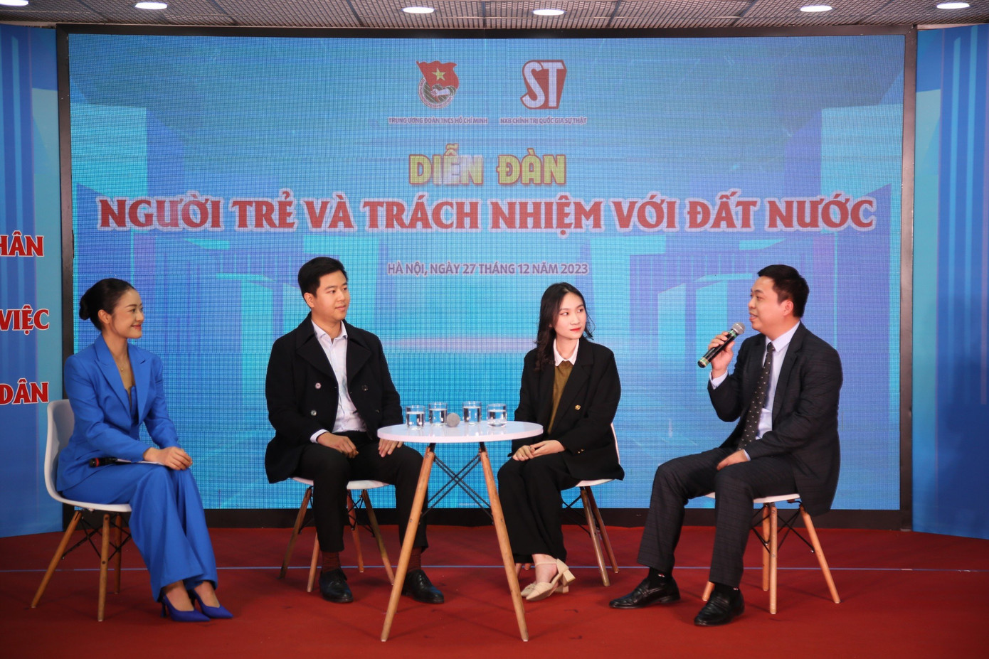 Bác sĩ Đỗ Doãn Bách (thứ 2, từ trái qua) cùng các bạn trẻ bàn về trách nhiệm của người trẻ với đất nước.