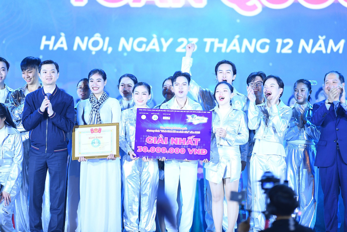 Anh Nguyễn Minh Triết, Bí thư T.Ư Đoàn, Chủ tịch T.Ư Hội SVVN (bên trái) trao giải Nhất cho CLB Văn nghệ - Xung kích CKT, trường ĐH KHXH&NV, ĐHQG - HCM. Ảnh: Dương Triều Anh Nguyễn Minh Triết, Bí thư T.Ư Đoàn, Chủ tịch T.Ư Hội SVVN (bên trái) trao giải Nhất cho CLB Văn nghệ - Xung kích CKT, trường ĐH KHXH&NV, ĐHQG - HCM. Ảnh: Dương Triều