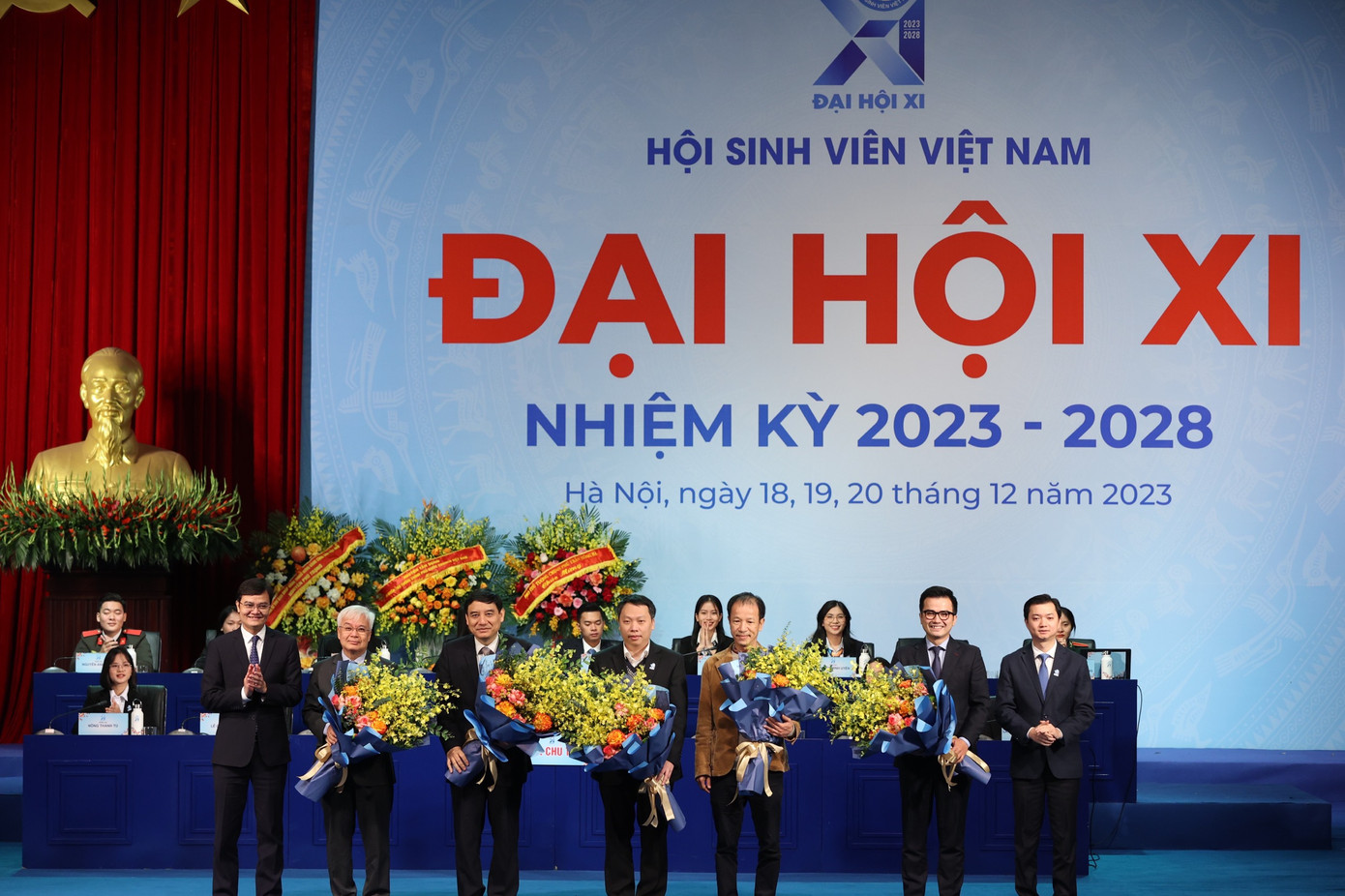 Anh Bùi Quang Huy - Bí thư thứ nhất Trung ương Đoàn (ngoài cùng bên trái) và anh Nguyễn Minh Triết - Bí thư T.Ư Đoàn, Chủ tịch Trung ương Hội SVVN tặng hoa chúc mừng ra mắt Hội đồng tư vấn, đồng hành với sinh viên giai đoạn 2023 – 2028 Anh Bùi Quang Huy - Bí thư thứ nhất Trung ương Đoàn (ngoài cùng bên trái) và anh Nguyễn Minh Triết - Bí thư T.Ư Đoàn, Chủ tịch Trung ương Hội SVVN tặng hoa chúc mừng ra mắt Hội đồng tư vấn, đồng hành với sinh viên giai đoạn 2023 – 2028