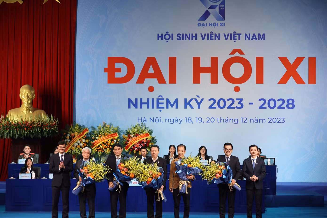 Anh Bùi Quang Huy - Bí thư thứ nhất Trung ương Đoàn (ngoài cùng bên trái) và anh Nguyễn Minh Triết - Bí thư T.Ư Đoàn, Chủ tịch Trung ương Hội SVVN tặng hoa chúc mừng ra mắt Hội đồng tư vấn, đồng hành với sinh viên giai đoạn 2023 – 2028